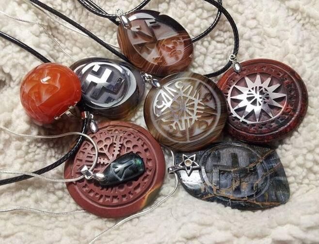Amulets dina bentuk pendants pikeun alus tuah, kabeungharan jeung kaséhatan