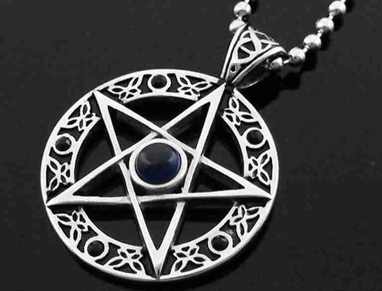 pendant magic salaku jimat tina alus tuah